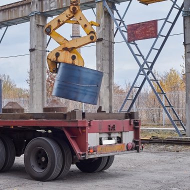 Hala bir yük taşıma ile rulo boşaltma vinç