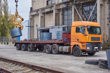 Hala bir yük taşıma ile rulo boşaltma vinç