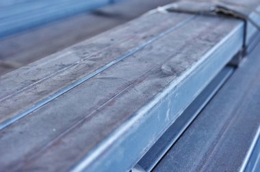 Bir depoda metal borular