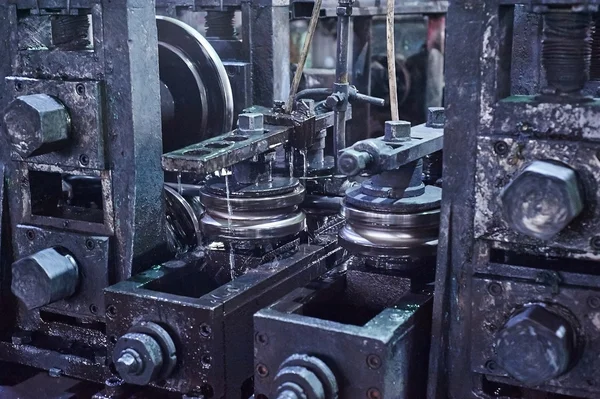 Rolling formando rollos trabajos de metal en la fabricación de tuberías — Foto de Stock