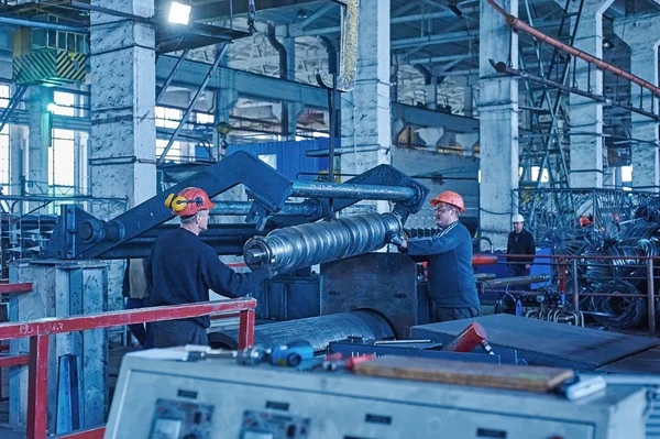 Gyári munkások Lemezvágó gépek javítása — Stock Fotó
