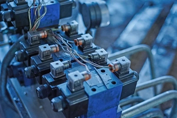 Bir montaj hattı fabrikada elektrik paneli