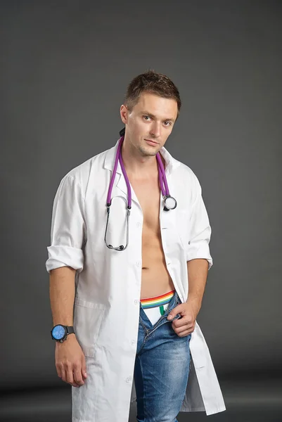 Doktor kılık seksi genç bir adam portresi