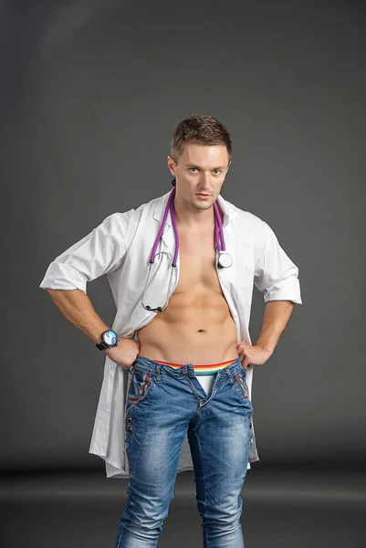 Doktor kılık seksi genç bir adam portresi