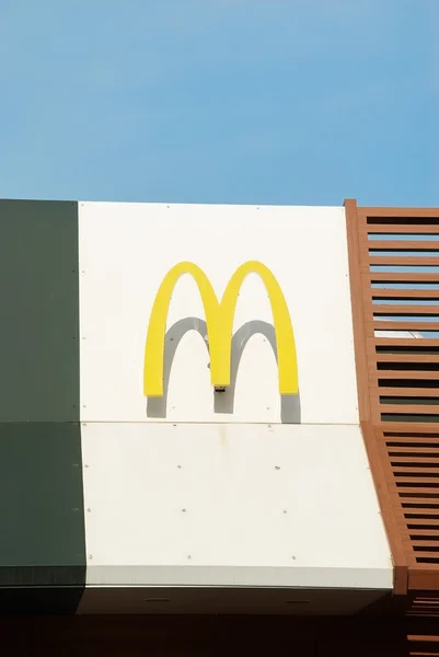 McDonalds sign against blue sky — Stock Photo, Image