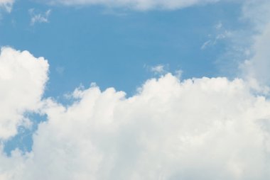 Güzel yumuşak beyaz bulutlar mavi gökyüzü karşı