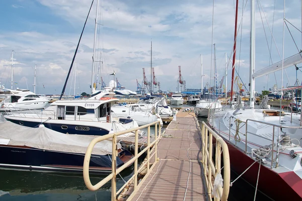 Jacht a kikötőben, Odessa, Ukrajna — Stock Fotó