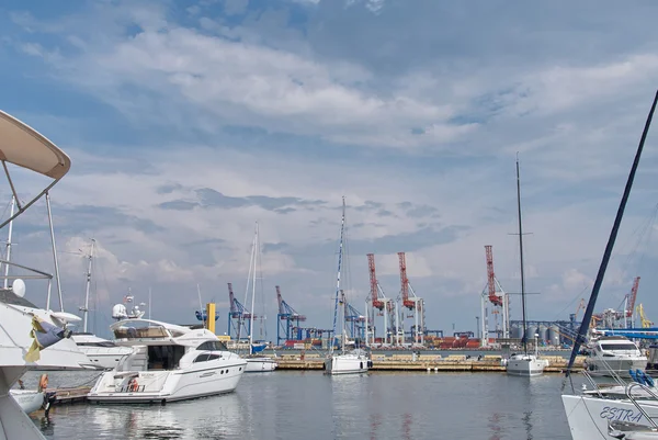 Jacht a kikötőben, Odessa, Ukrajna — Stock Fotó