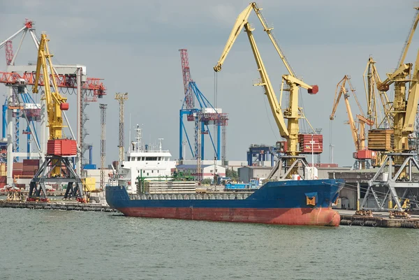 Крупное контейнерное судно в Одесском порту — стоковое фото