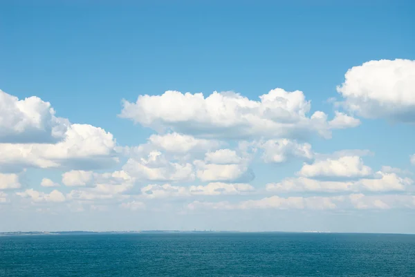 Beautifull soft blue sky with clouds over sea — Stock Photo, Image