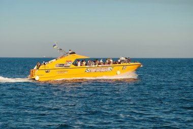 Turuncu zevk tekne Karadeniz üzerinde kişi ile