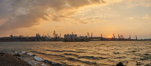 Грузовые склады в морском порту на рассвете — стоковое фото