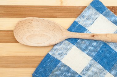 Mavi Bulaşık bezi üzerinde tahta spatula