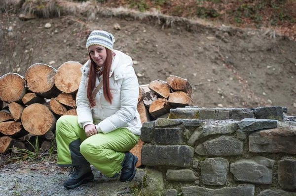 Mujer cerca de un muro de piedra — Foto de Stock