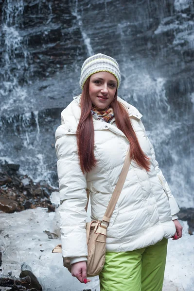 Frau steht in der Nähe von Bergwasserfall — Stockfoto