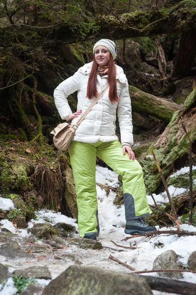 산 산책로 근처 여자 — 스톡 사진