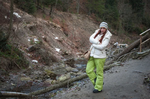 山の川の上の若い女性 — ストック写真