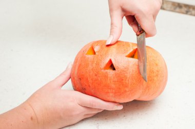 iki kesim kabak ahşap masa üzerinde eller