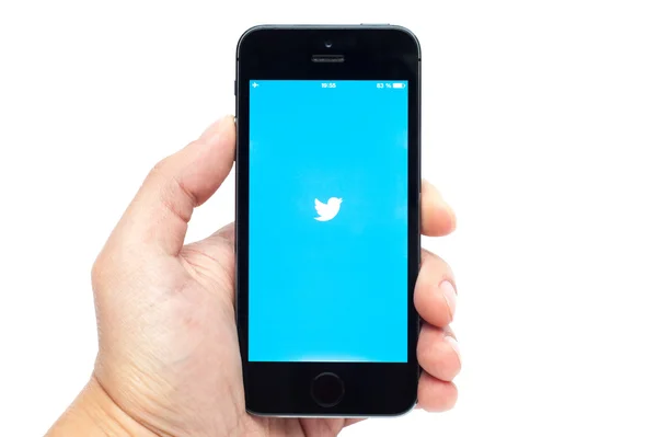 IPhone 5s met Twitter app — Stockfoto