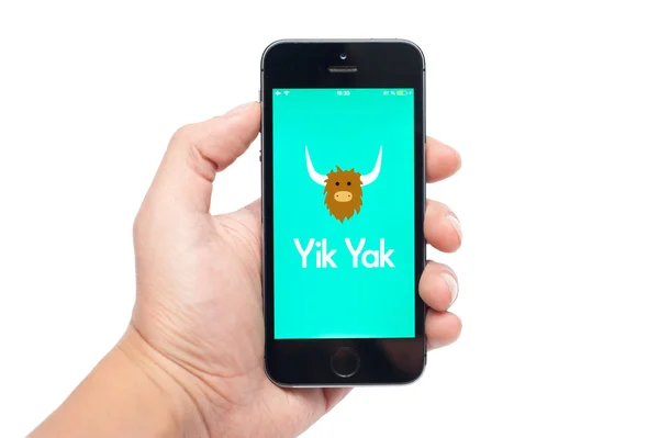 IPhone 5s met Yik Jak app — Stockfoto