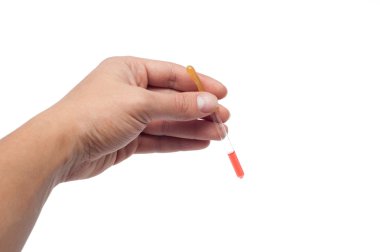 Kırmızı sıvı olan bir eyerdropper holding eller