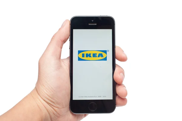 IPhone 5'ler ile IKEA app — Stok fotoğraf