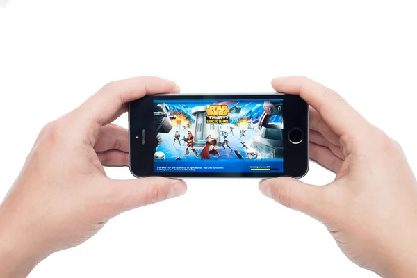 IPhone 5 med Star Wars: Galactic Defense app – stockfoto