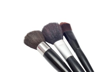 Profesyonel makyaj fırçaları kozmetik üzerinde beyaz backgrou izole
