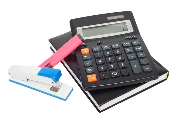 Bloco de notas, marcador, grampeador e calculadora sobre um fundo branco — Fotografia de Stock