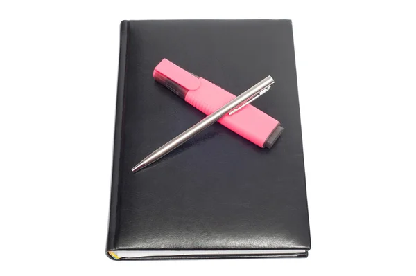 Defter ile pembe marker ve üzerinde beyaz backgr izole metal kalem — Stok fotoğraf