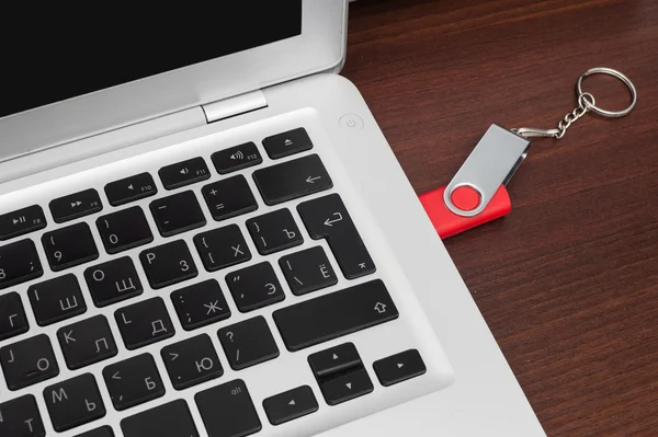 Flash memory drive ditancapkan ke port laptop — Stok Foto