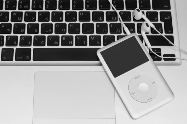 Pavlograd, Ukrayna - 13 Aralık 2014: ipod classic 160 Gb ile