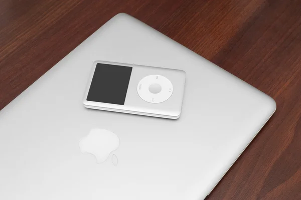 Pavlograd, Ucrania - 18 de diciembre de 2014: iPod classic 160 Gb on s — Foto de Stock