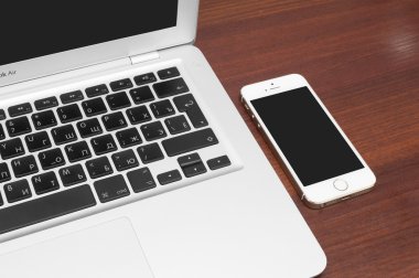 Apple iphone 5'ler ve macbook air dizüstü