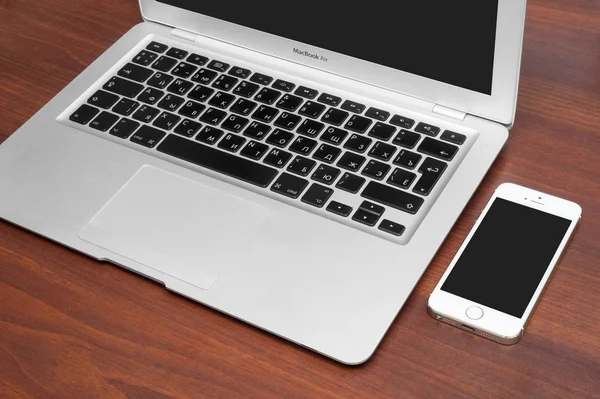 苹果 iphone 5s 和 macbook 空气笔记本电脑 — 图库照片