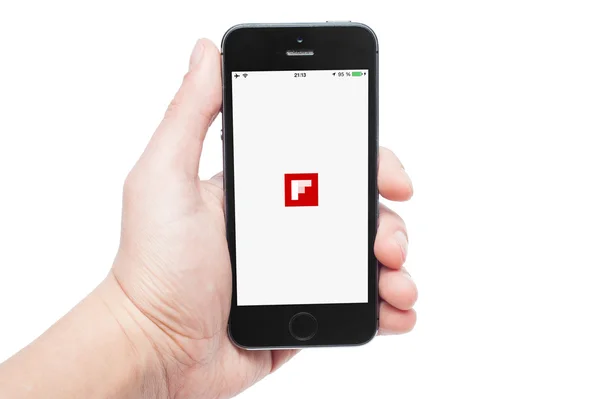 使用应用程序 Flipboard 上 iphone 5s 手的照片 — 图库照片