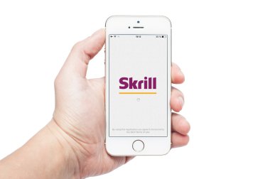 Fotoğraf Skrill app iphone 5'ler kullanarak el