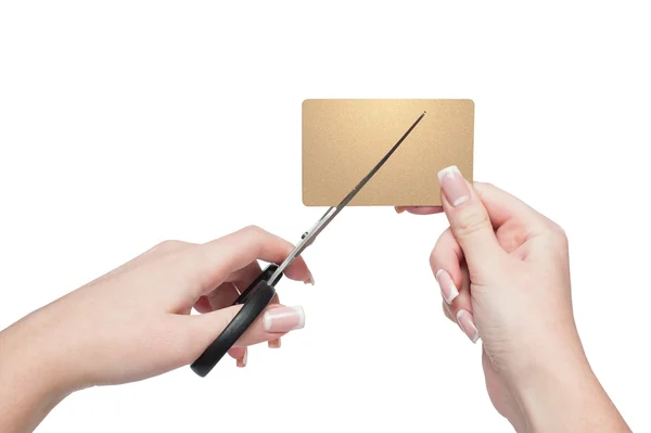 Close-up van vrouw handen snijden gouden creditcard met een schaar. — Stockfoto