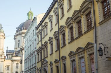 Lviv, Ukrayna - 11 Ocak 2015: Lviv eski şehir cadde ve Domin