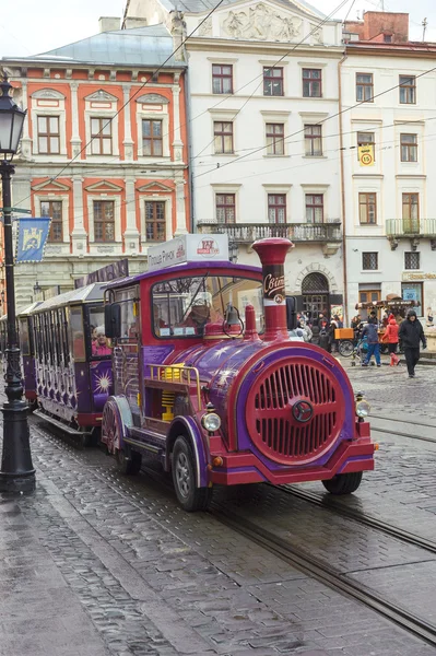 UCRÂNIA, LVIV - 11 de janeiro de 2015: Um trem de recreio cheio de crianças — Fotografia de Stock