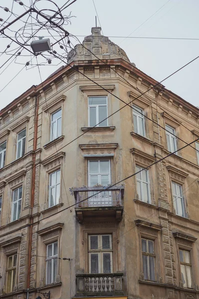 Detale architektoniczne budynków starego Lwowa. Lwów jest miastem w w — Zdjęcie stockowe