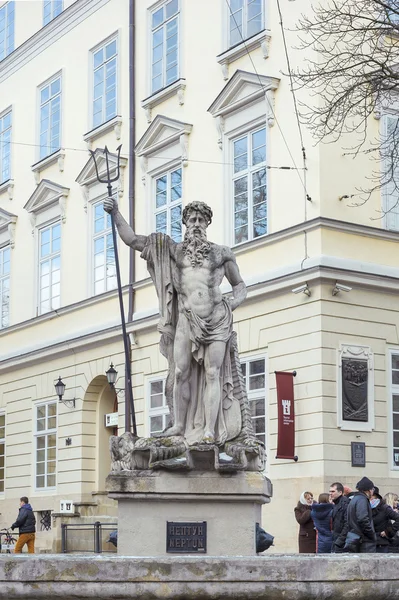 Eine antike Neptun-Statue auf dem zentralen Platz von Lviv - Mar — Stockfoto