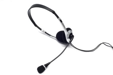 Beyaz arka plan üzerinde izole mikrofon ile gümüş kulaklık