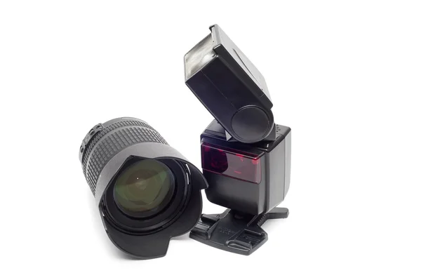 Obiettivo flash e fotocamera per fotocamera dslr isolato su bianco — Foto Stock