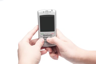 Akıllı telefon ile qwerty klavye üzerinde beyaz izole elinde