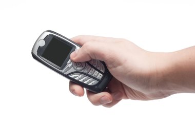 Beyaz arka plan üzerinde izole elinde basit siyah cep telefonu