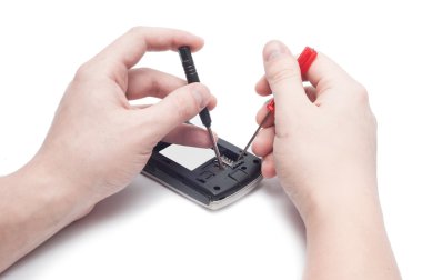 İnsan eli tornavida ile cep telefonu tamir Close-Up