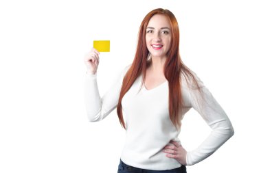 Kızıl saçlı kadın holding altın cr gülümseyen genç yakın çekim portre