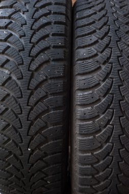 Araba lastikleri üst üste bir raf üzerinde lastik