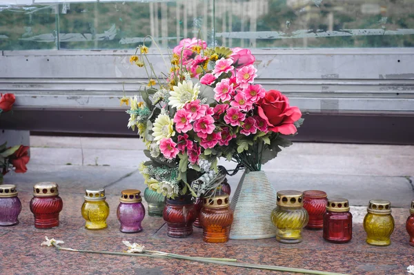 Kyiv Maidan covered with flowers an — Stock Photo, Image